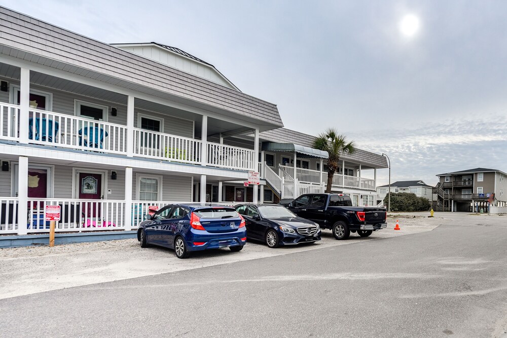 North Myrtle Beach Studio w/ Pool: Walk to Shore! view 5