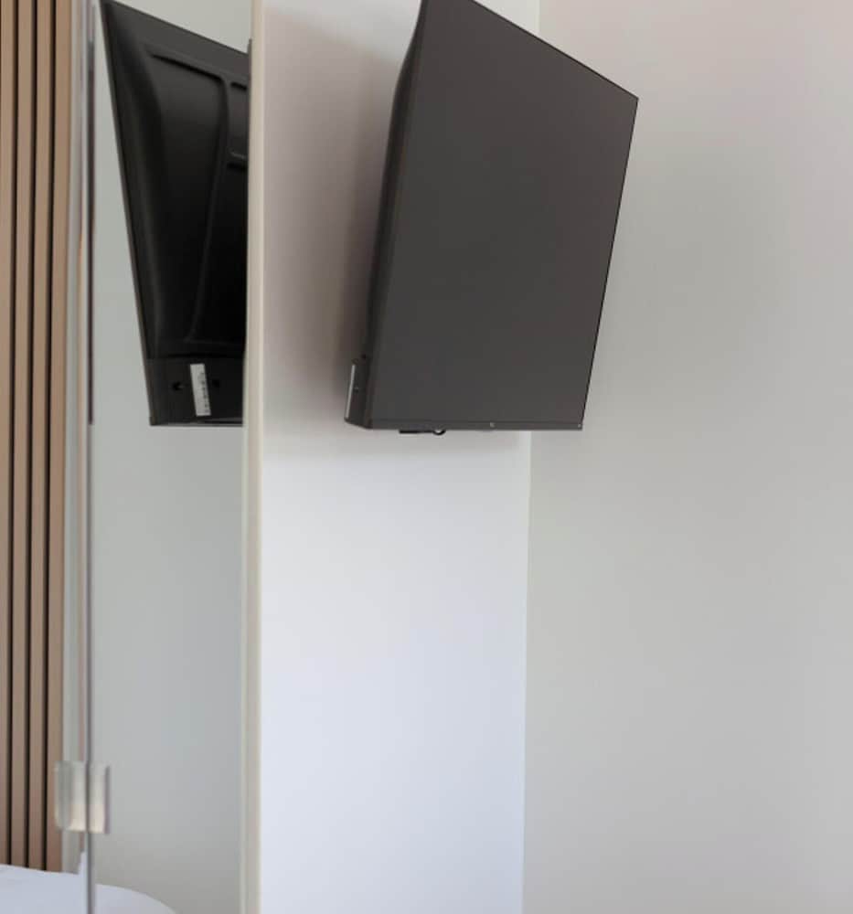 Built 2024 Scandinavian-style Studio With Deck p82
