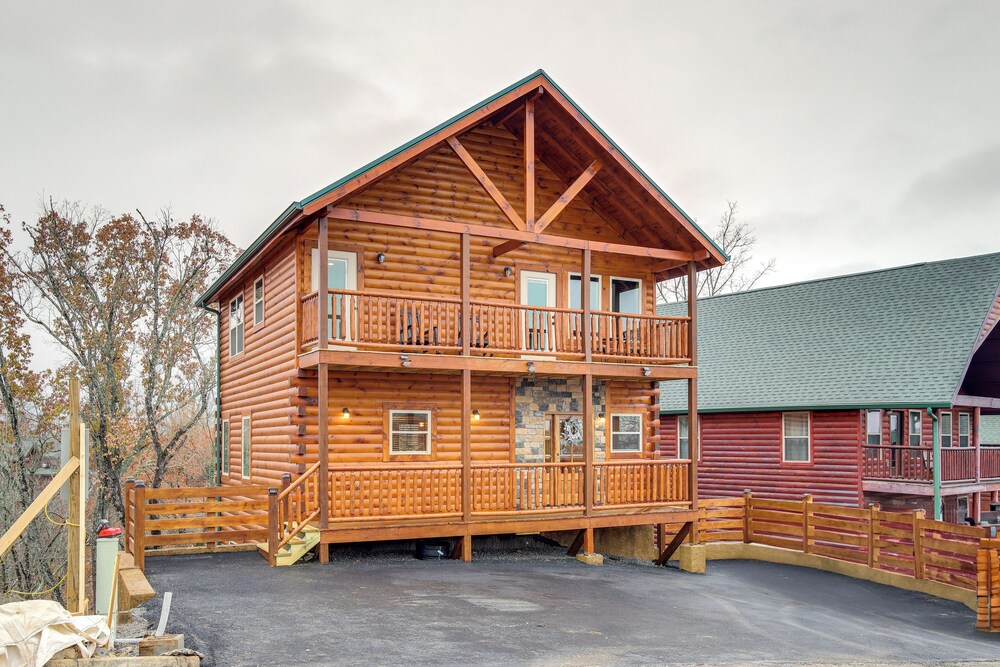 Hot Tub & Spectacular Views: Sevierville Cabin