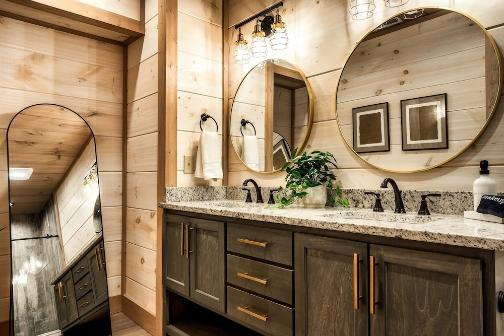 The Luxe 4 Bedroom Cabin