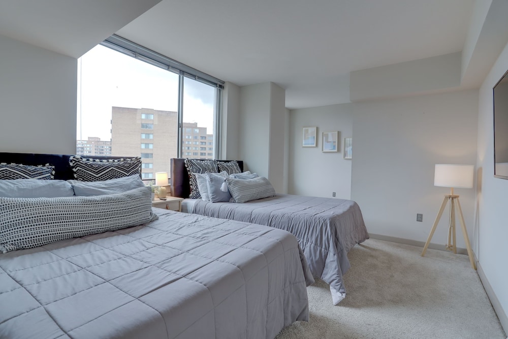 Wonderful 2BR Condo at Crystal City view 3