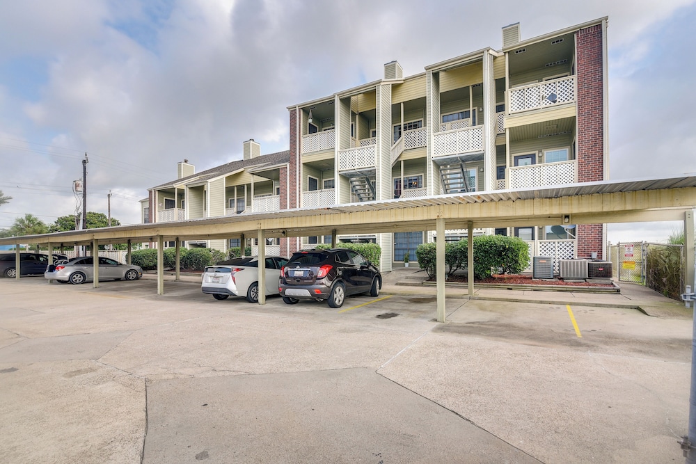 East End Galveston Condo w/ Pool, 1 Mi to Beach!