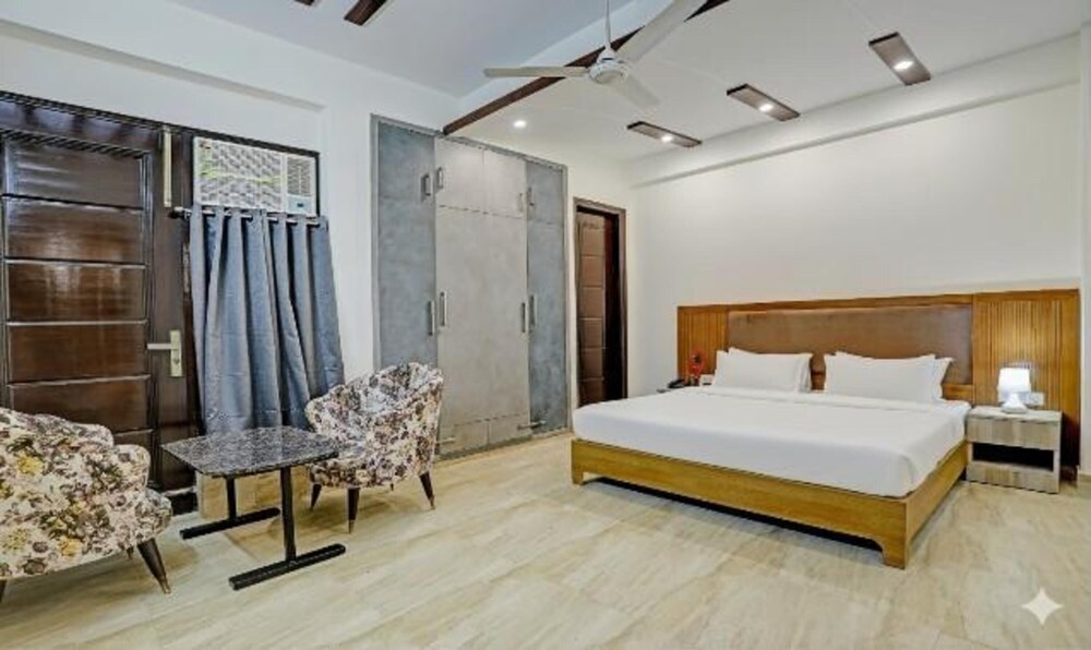 Fabhotel Royale 19