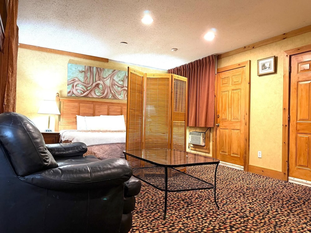 Rocky Mountain Lodge & Suites