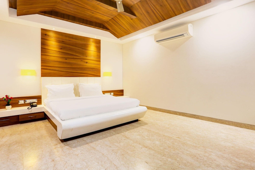 Mordern Rooftop Restro and Pool at Udaipur