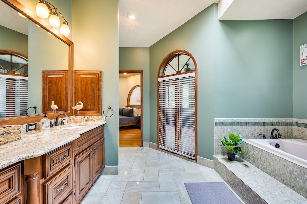Tampa Vacations - Convenient Tampa Home: Lanai, Pool - Property Image 17