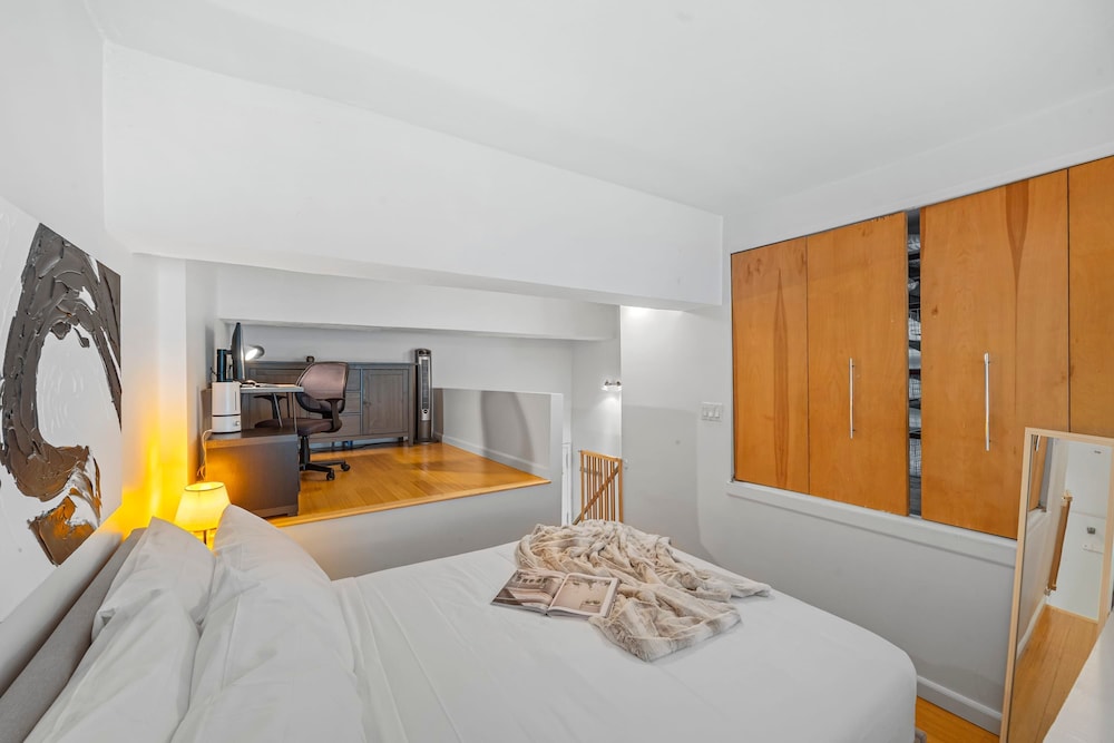 Barrow by Rove Travel 1BR Loft w Shared Roof