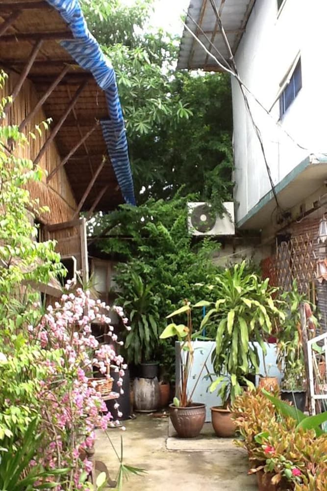 New Phiman Riverview Guesthouse - Hostel