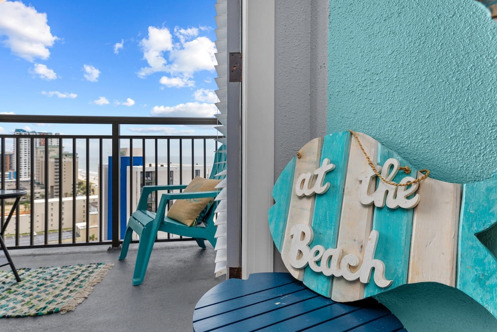 Oceanfront Resort, Great Views, King Bed, 7 Pools!