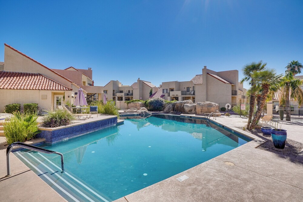 2 Mi to Tucson Mall: Condo w/ Pool & Hot Tub!