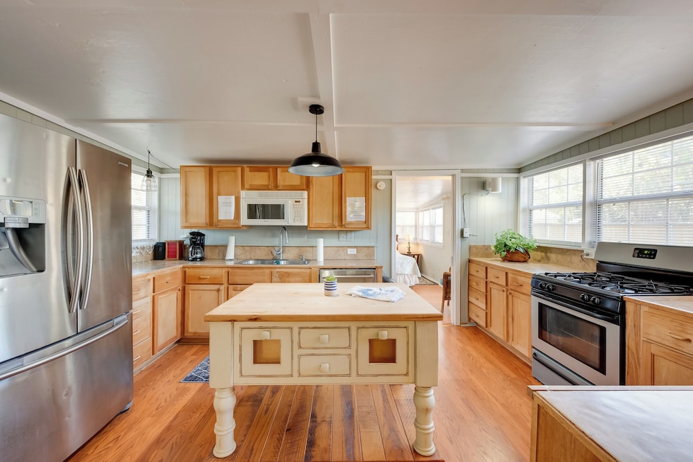 1 Mi to Fishing Pier: Apalachicola Bay Getaway!