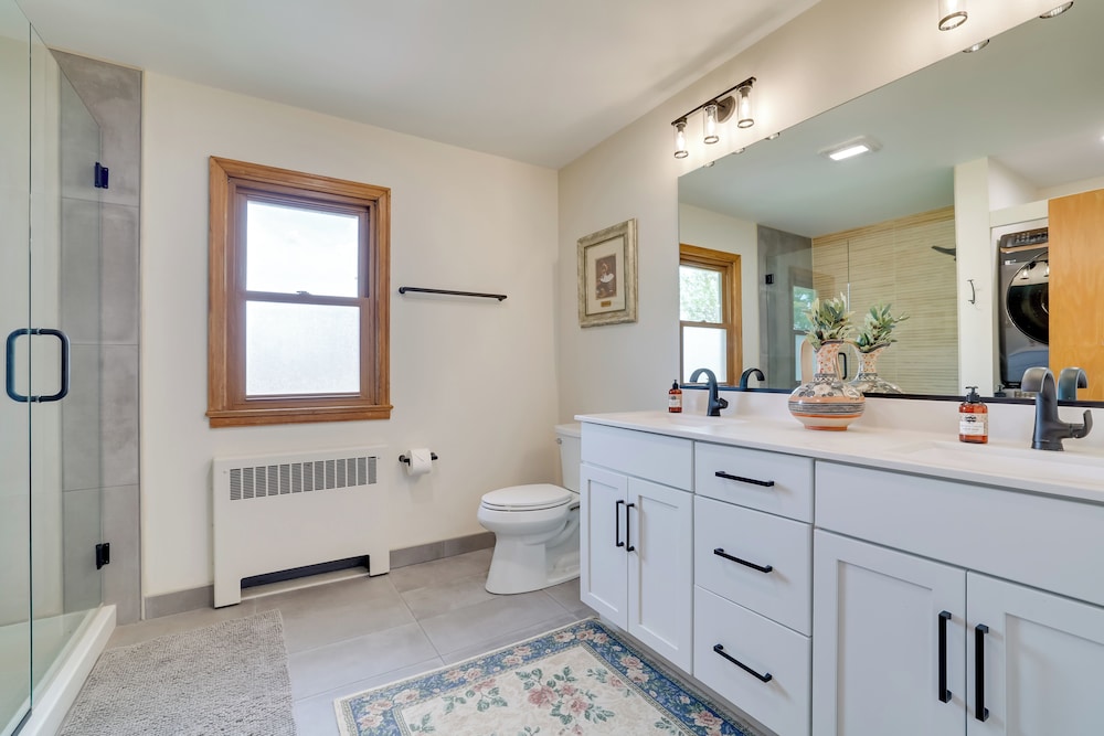 3 Mi to Lake Onalaska: Quaint Home w/ Prairie View