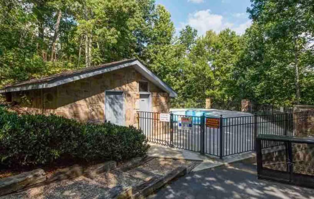 Lux Cabin Smoky Mtn View Dog Friendly Hot Tub