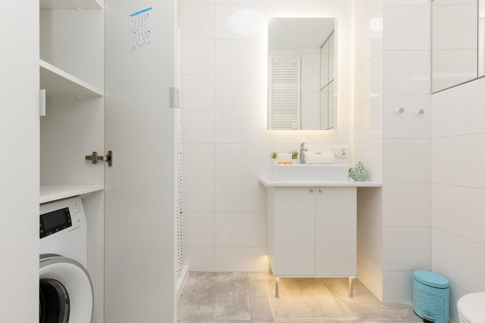 Cozy Apartment Marywilska by Renters view 5
