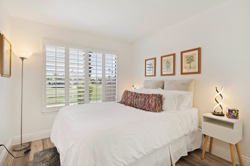 The 14th Fairway Delight 4Bd W/community Pool!