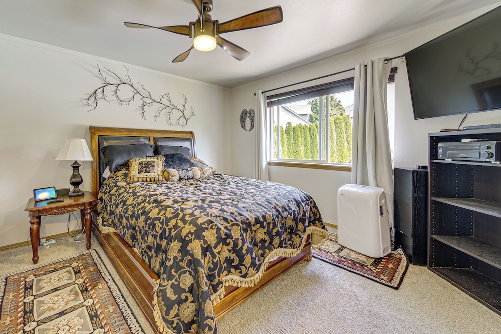 Spacious Yard & Deck: Home 8 Mi to Puget Sound!