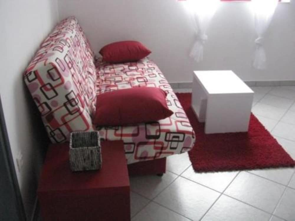 Xena - Comfort and Spacious - A2 Red view 3