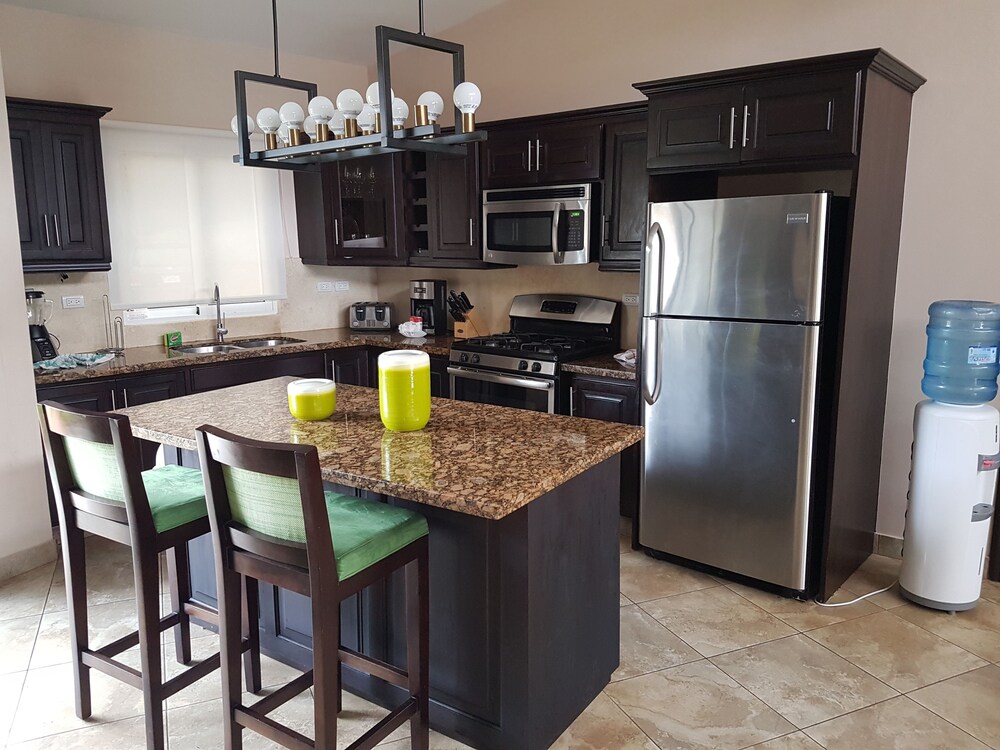 New six bedroom with BBQ and large pool