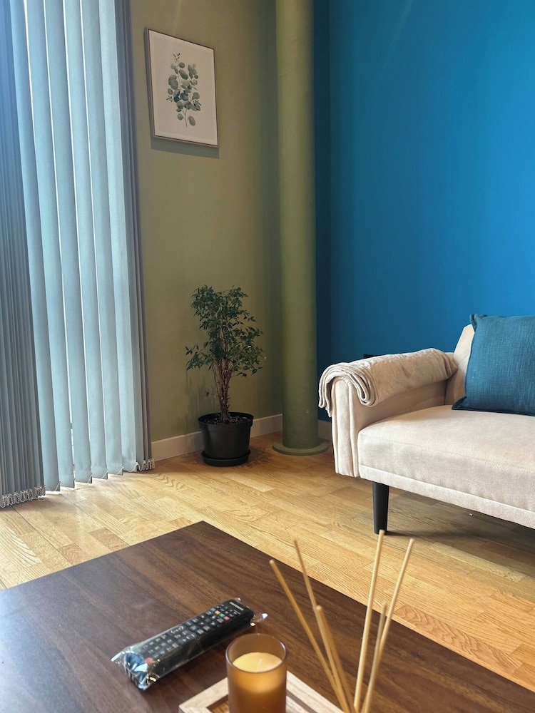 Modern City Blue Apartment Next To The AO Arena Free Parking