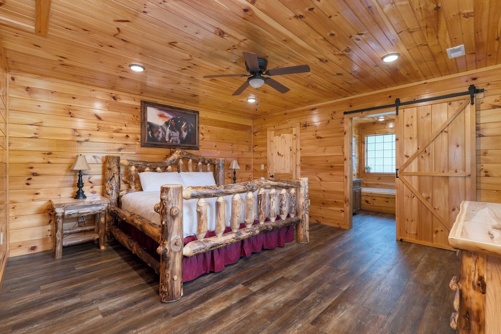 Evergreen Echo by Avantstay Cabin w/ Mountain Views, Theater, Game Room, and Hot Tub
