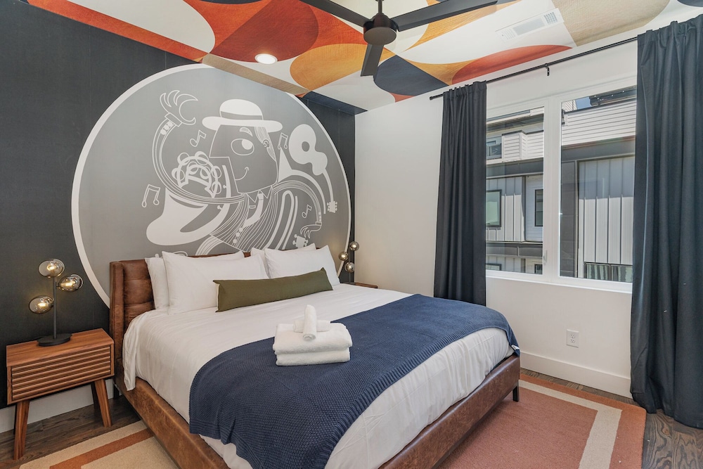 Groovy -rooftop Patio w/ Hot Tub -mins to Broadway