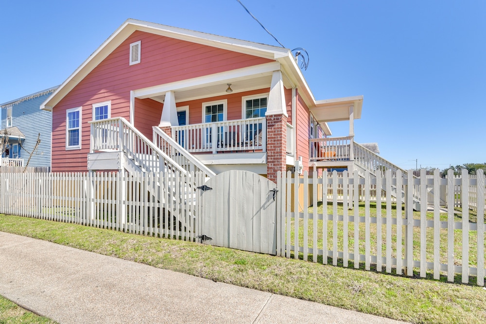 Galveston Vacation Home: 2 Mi to Galveston Beach!