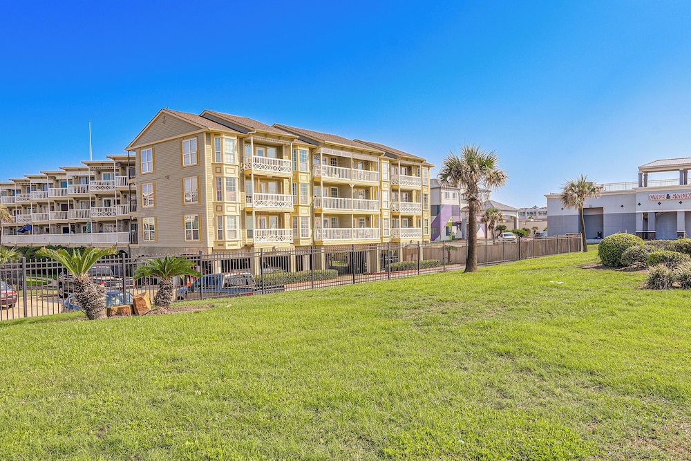 Pool & Hot Tub Access: Beachside Galveston Condo!