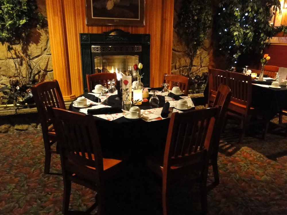 Pinewood Motor Inn