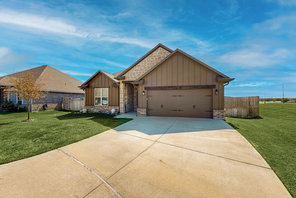 3BR Cozy Home w/ Enclosed Backyard & W/D