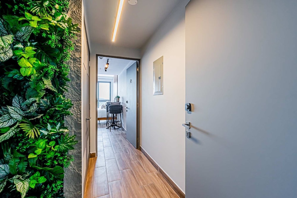 w Stunning 2BR w Great Deco in Centriqo