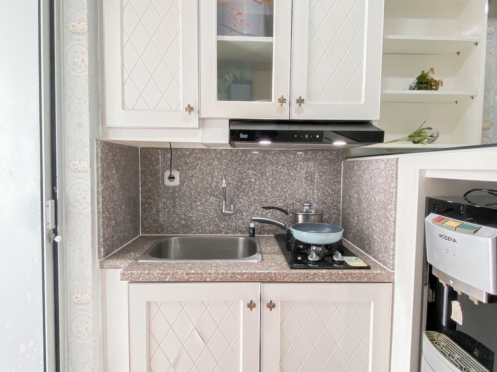 White Accent 1Br Near Mall At Bassura City Apartment