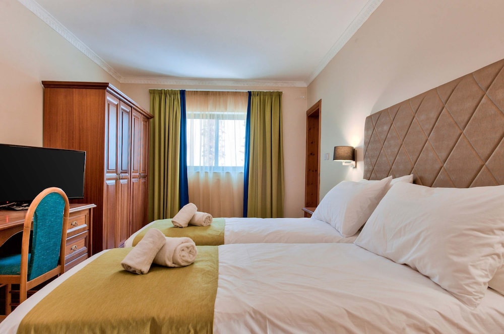 Villa Gardenia - 5 Bedroom Holiday Villa With Pool
