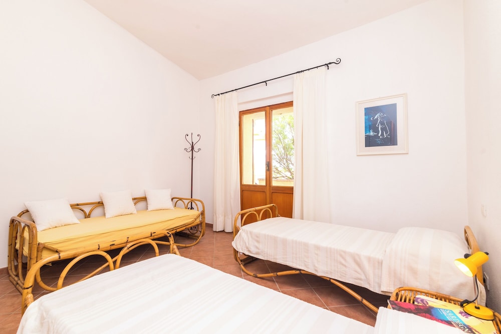 Appartamento Est With Shared Pool en San Teodoro — hotel room