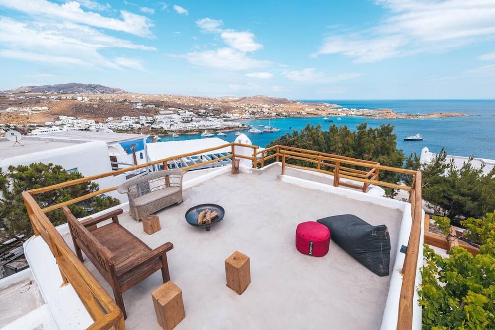 Nomade Villa 4 BD in Psarou view 3