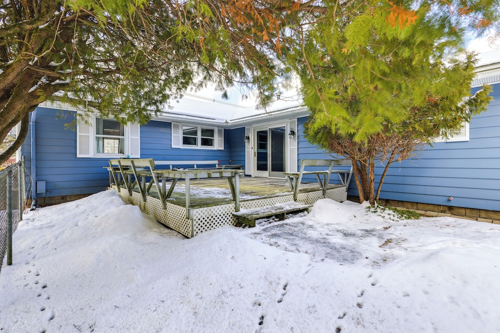 9 Mi to Lake George Village: Home in Queensbury