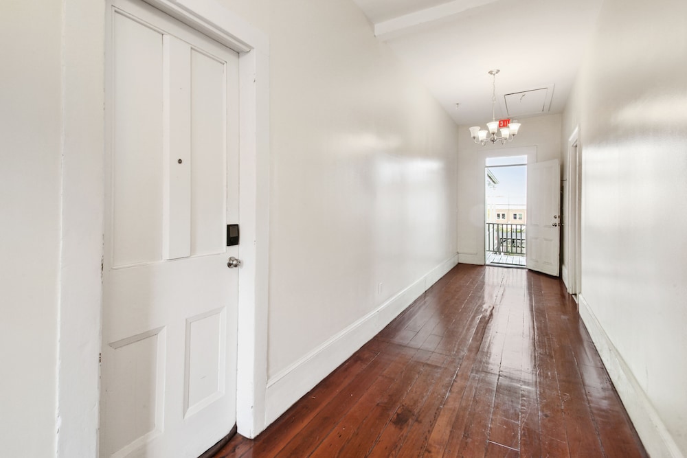 Montgomery Apartments on Magazine Street view 4