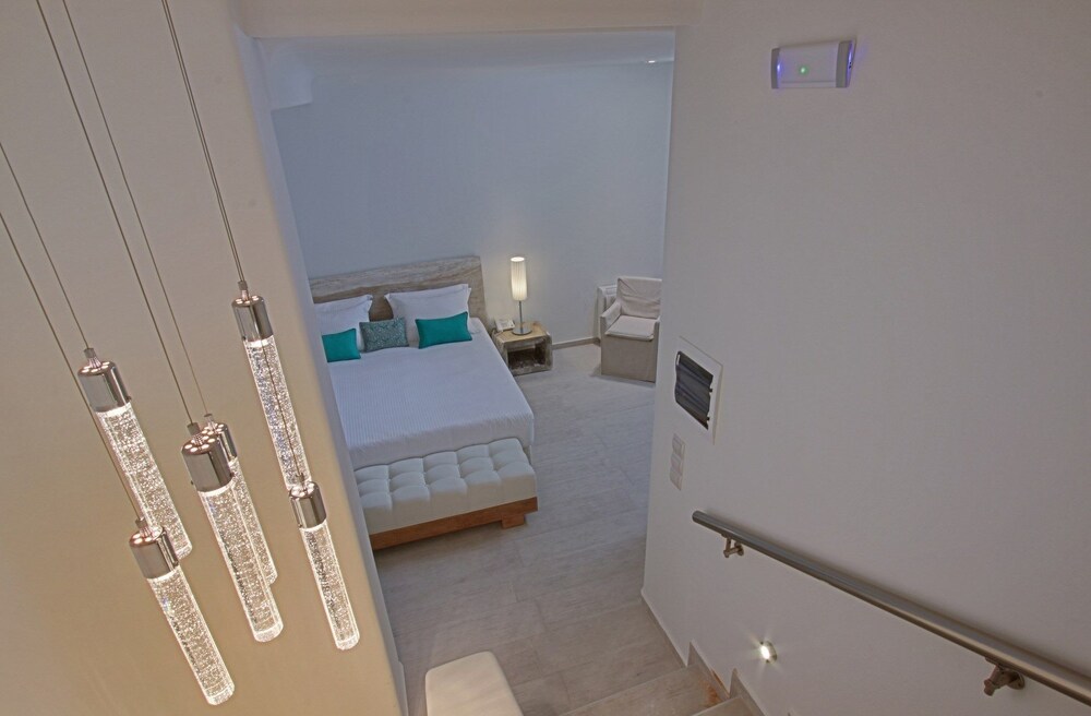 Allure Suites en Santorini — hotel room