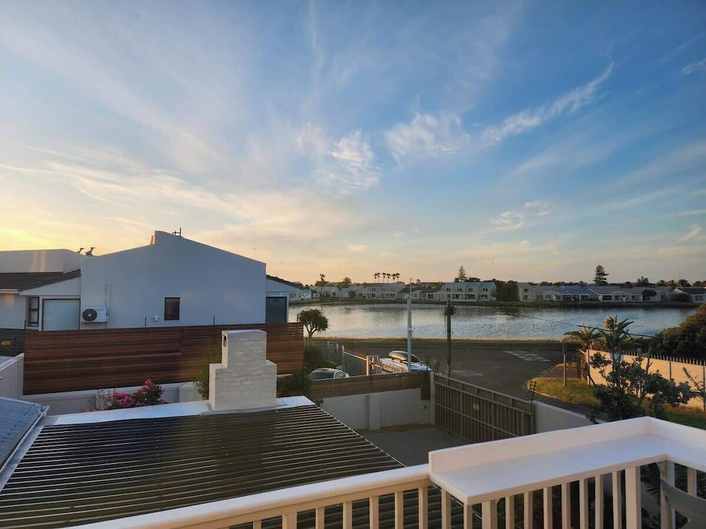 Flamingo Villa at Beach - Pool - Luxury - Solar Back Up