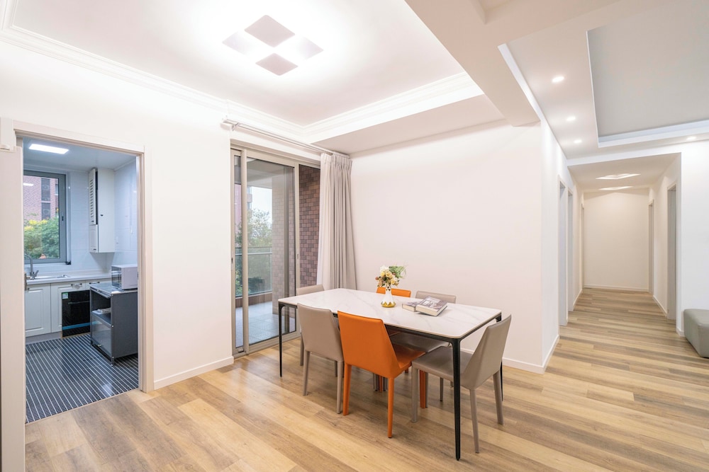 Tyms 4BR 2BA APT Riverside