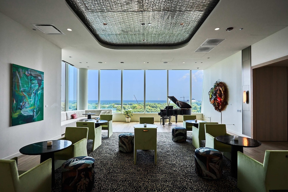 Top-tier Stay 49th Fl Lakefront City Views