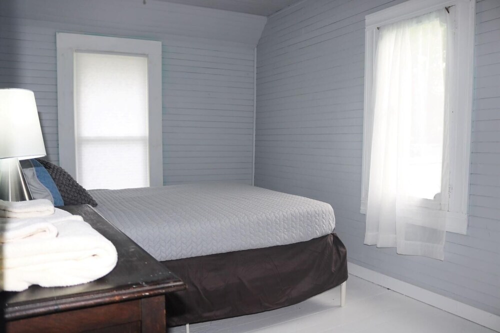 Sweet Mary 2 Bedroom Home by RedAwning view 3