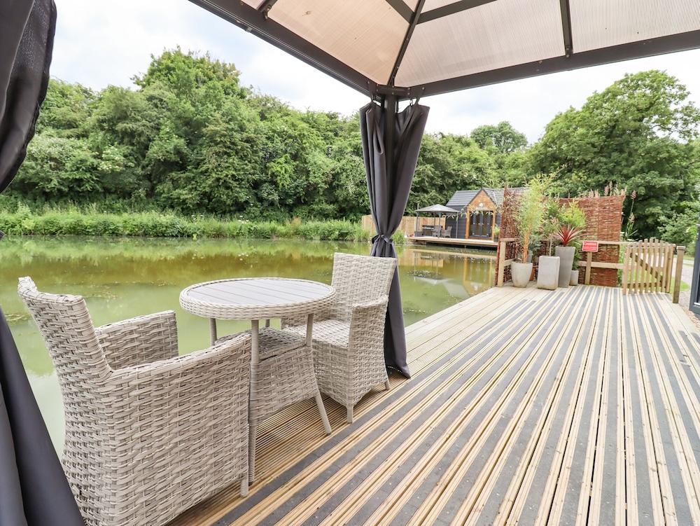 Oak Lodge At Bridge Lake Farm & Fishery