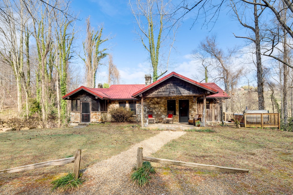 Peaceful Hendersonville Cabin - Hot Tub & Fire Pit view 4