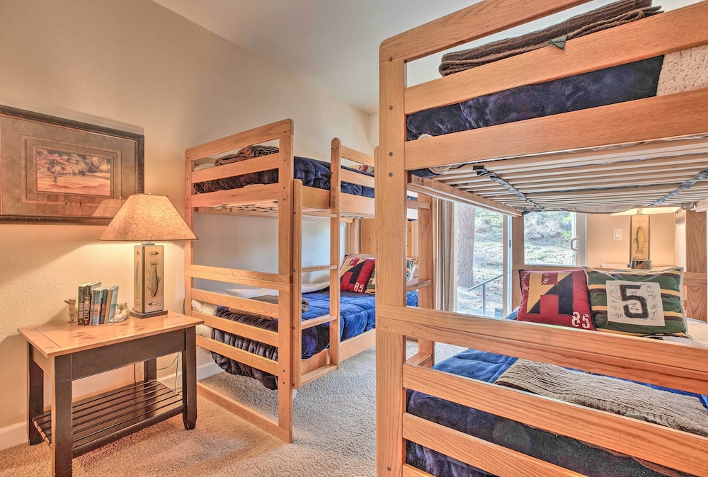 Mammoth Lakes Townhome - 10-min Walk to Village!