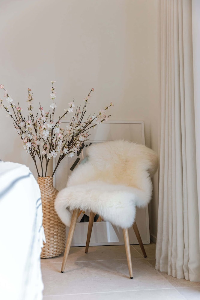 Charming Chic Stay With Garden Views Parking