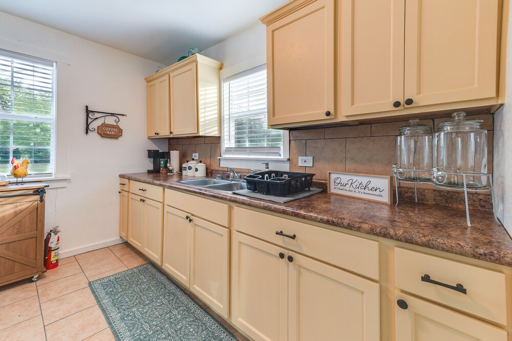 1 Mi to Dtwn Waco! Lovely Home w/ Fire Pit Table