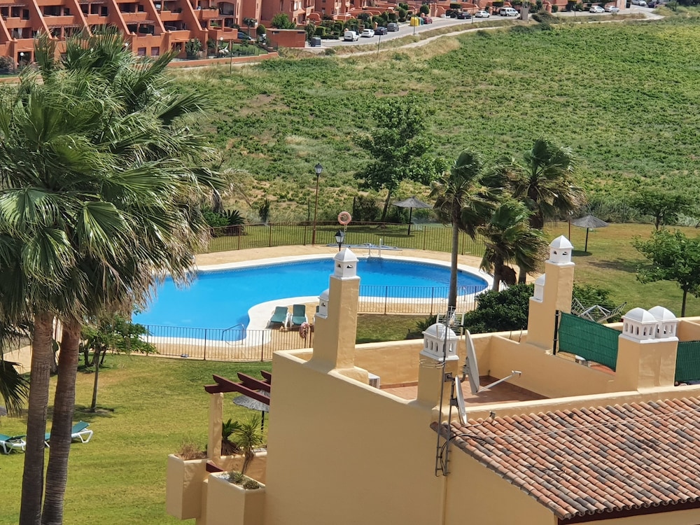 3 Bed Penthouse - Sleeps 8 - Pool - Sea View