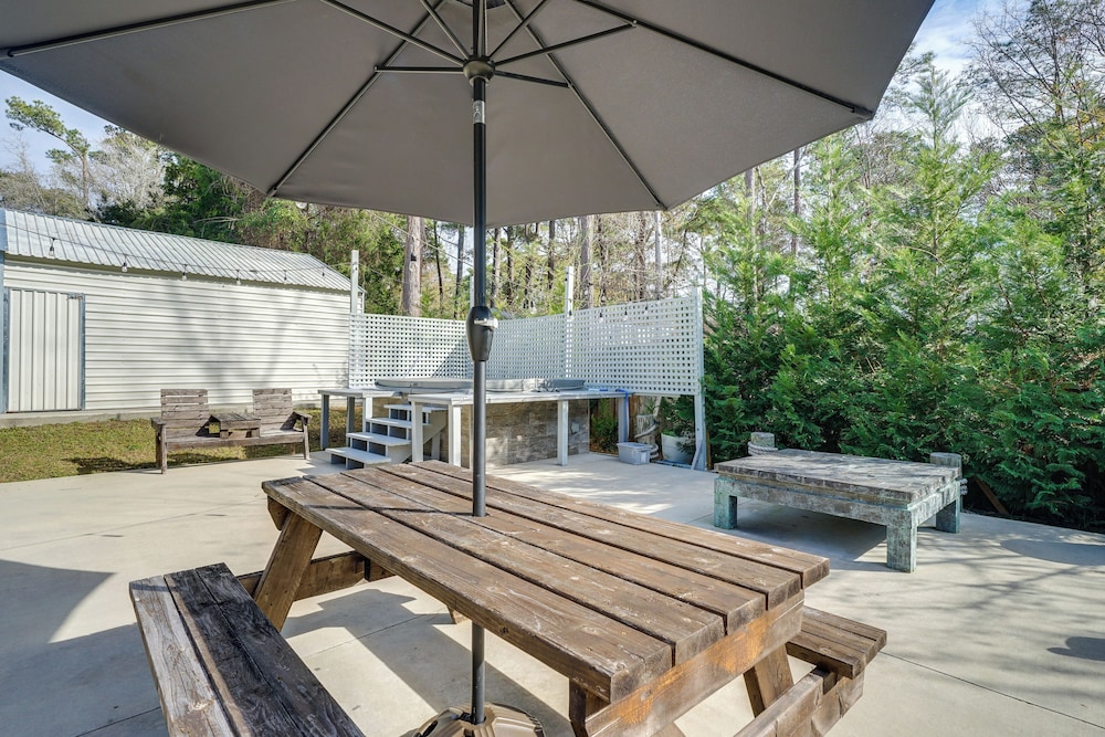 Pet-friendly Home w/ Private Hot Tub in Wilmington