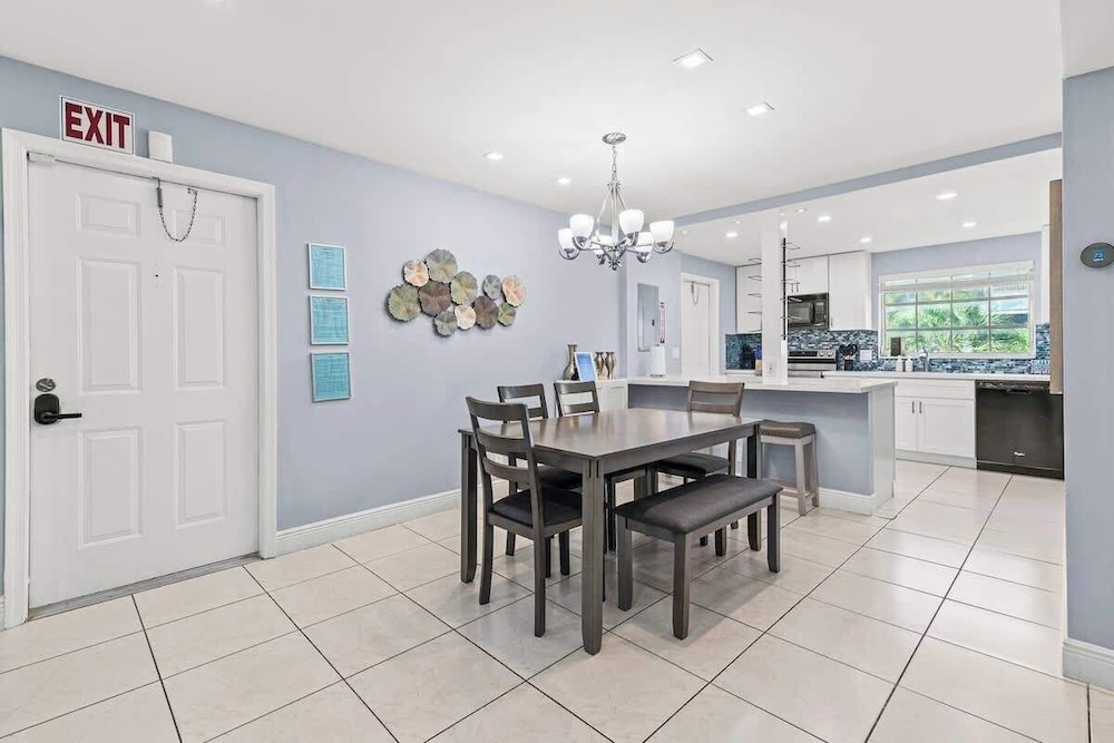 Colonial Manor Condos - Fort Lauderdale