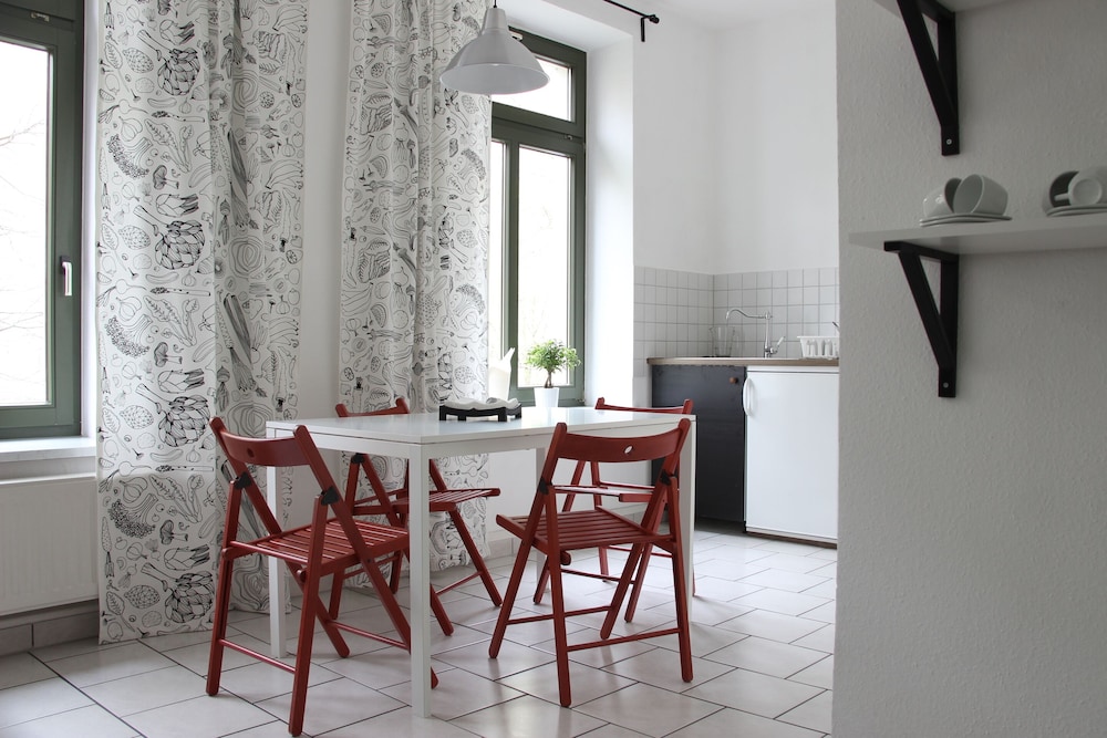 Leon Apartments